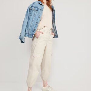 EUC Old Navy High-Rise Cropped Balloon Cargo Pants in Cream Petite